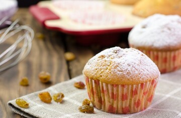 Як приготувати ніжні сирні кекси з родзинками: простий рецепт