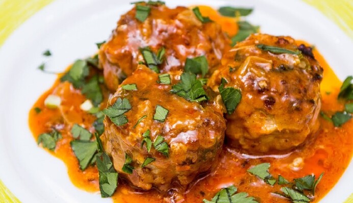 Как приготовить тефтели с рисом и грибами: простой рецепт в томатном соусе