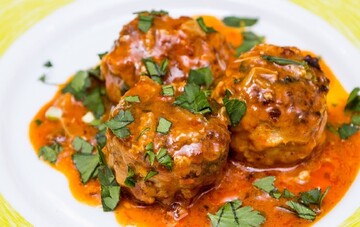 Як приготувати тефтелі з рисом та грибами: простий рецепт у томатному соусі