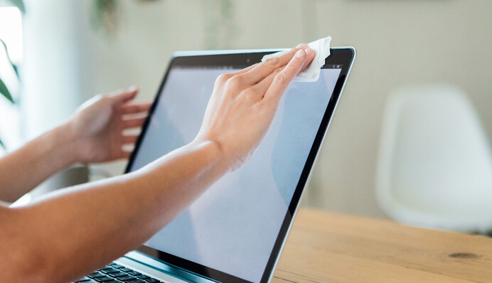 Чим протирати екран, щоб не залишалося розводів: поради для очищення ноутбука і телевізора