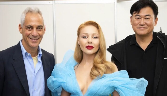 У жовто-блакитній сукні від українського бренду: Тіна Кароль виступила у Токіо на підтримку України