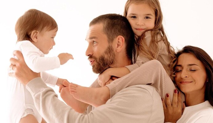 Ілона Гвоздьова повернулася в Україну та показала теплу зустріч дітей з татом