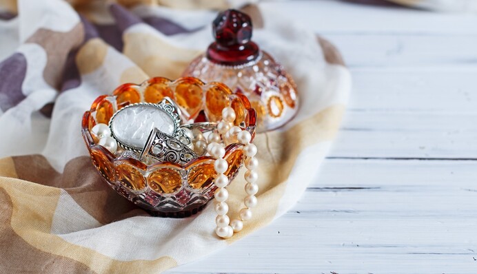 Як почистити біжутерію від потемніння та нальоту: топ-3 способи повернути блиск