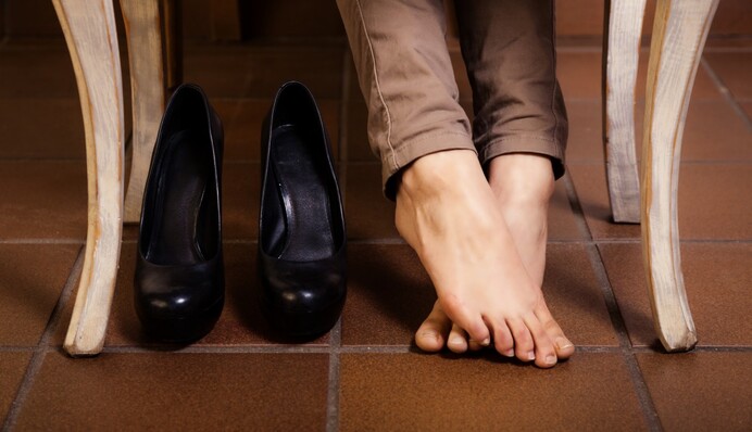 Що робити, якщо тисне взуття: топ-10 перевірених лайфхаків