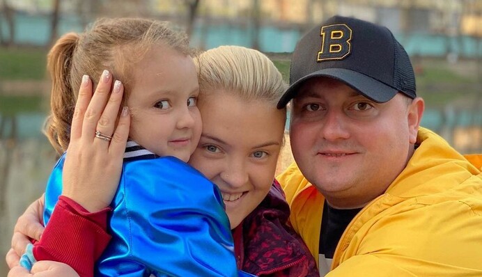 Юрій Ткач зворушив до сліз зустріччю з дружиною та дочкою - сім'я не бачилася з початку війни