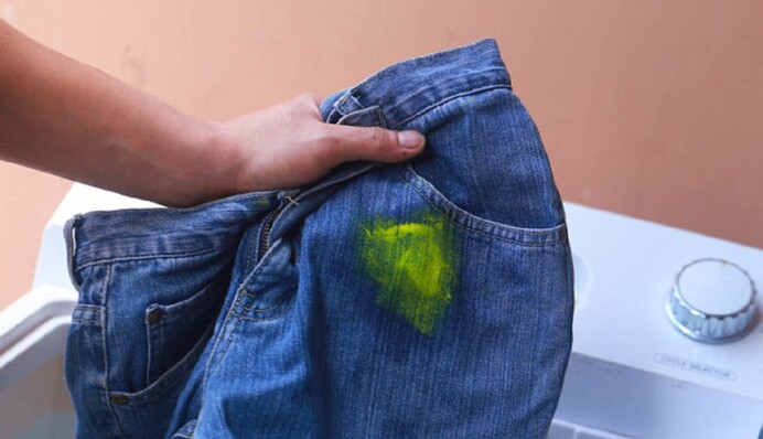 Як відіпрати фарбу з одягу: топ-5 засобів, які найкраще впораються з плямами