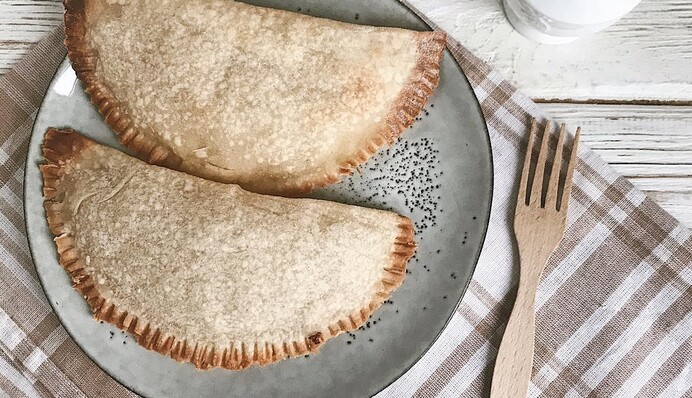 Как приготовить хрустящие чебуреки с сыром в духовке: простой рецепт