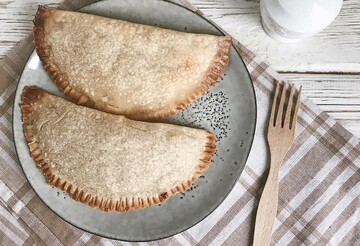 Як приготувати хрумкі чебуреки з сиром у духовці: простий рецепт