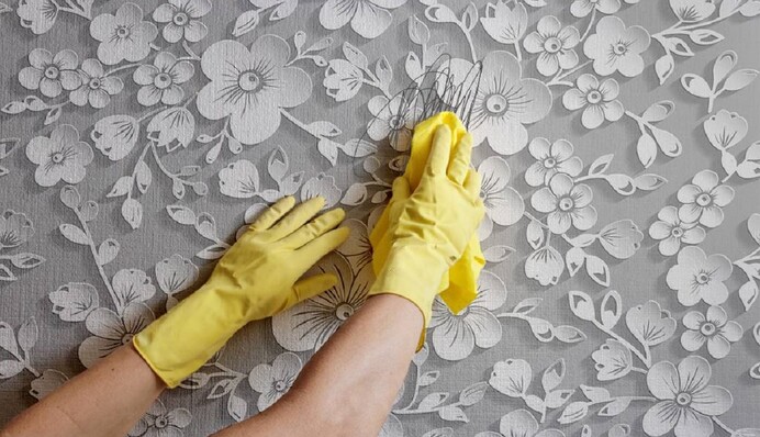 Хлібний м'якуш, сода та крохмаль: топ-5 лайфхаків, які допоможуть вивести пляму на шпалерах