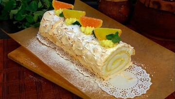 Як приготувати ніжний меренговий рулет із кремом: простий рецепт