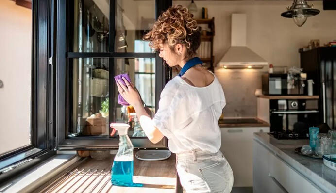 Як відмити клей від скотчу з вікон: 5 простих та перевірених способів