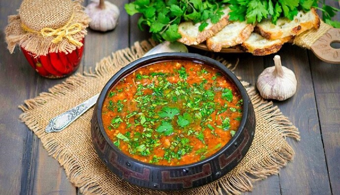 Как приготовить сытный грузинский суп харчо: простой рецепт с рисом и свининой