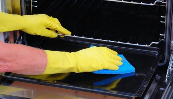 Как отмыть духовку от жира: сода, соль, уксус и другие народные средства решат проблему