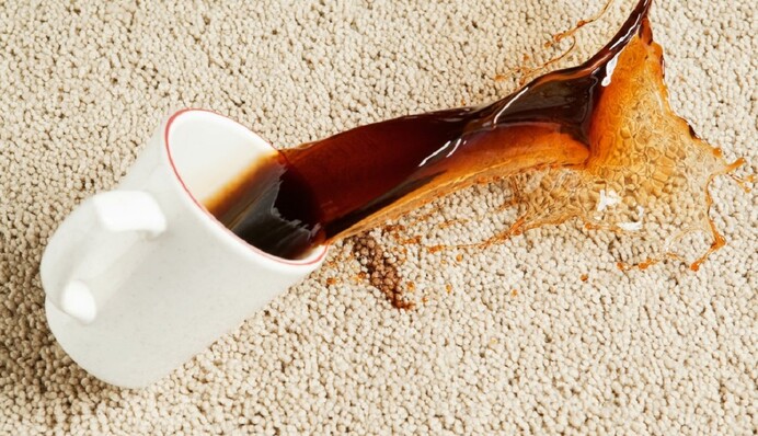 Чим найпростіше вивести плями від кави: 8 засобів, які не підведуть