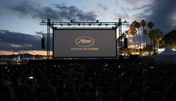 Припиніть нас ґвалтувати: у Каннах гола активістка із прапором України на грудях влаштувала протест