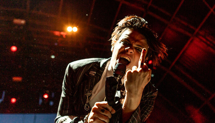 Рокер Yungblud во время концерта мощно поддержал Украину и послал Путина: видео