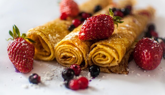 Як приготувати тонкі млинці на молоці: простий рецепт із ягідною начинкою