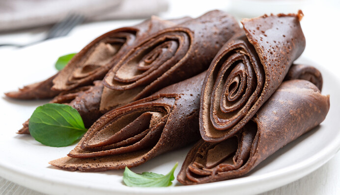 Як приготувати ароматні шоколадні млинці з какао: простий рецепт