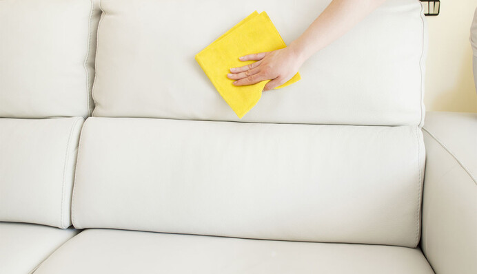 Чим відмити пляму на дивані, якщо немає спеціального засобу: топ-10 лайфхаків