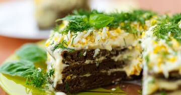 Як приготувати ситний печінковий торт із сиром: простий рецепт