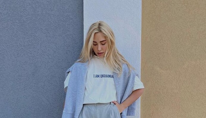 Даша Квиткова показала, с чем носить патриотическую футболку: фото стильного образа