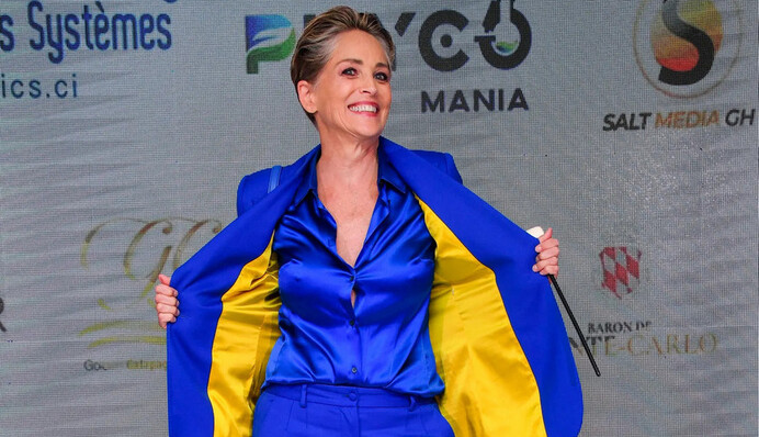 Шерон Стоун у Каннах вразила яскравим вбранням у кольорах українського прапора: фото