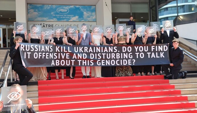 Под звуки сирен: в Каннах на красной дорожке украинская команда провела мощную акцию протеста