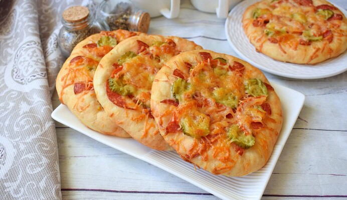 Як приготувати домашні міні-піци з ковбасою та сиром: простий рецепт