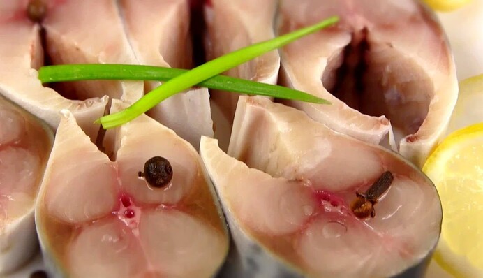 Як швидко та смачно засолити скумбрію сухим способом: простий рецепт