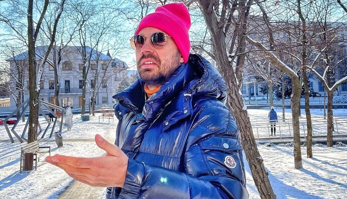 Возять машину з телевізором: Андрій Бєдняков показав, як окупанти ведуть пропаганду в Маріуполі