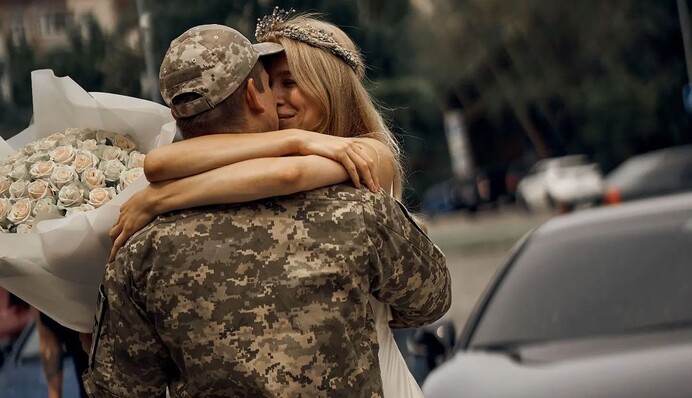 Актер Максим Девизоров приехал с передовой, чтобы жениться: фото молодоженов трогают до слез