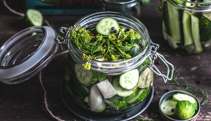 Як приготувати хрумкі малосольні огірки без солі: простий рецепт
