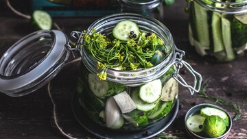 Як приготувати хрумкі малосольні огірки без солі: простий рецепт