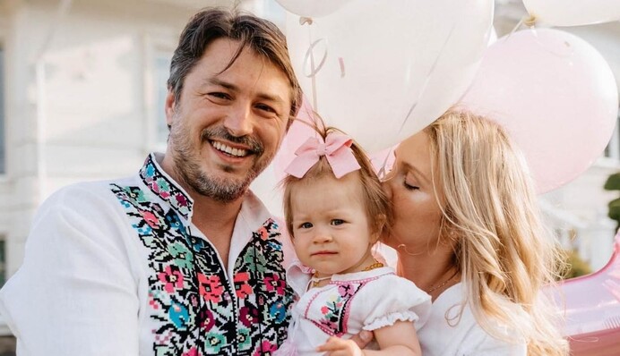 Жена Сергея Притулы впервые показала фото младшей дочери и пожелала ей чаще видеть папу