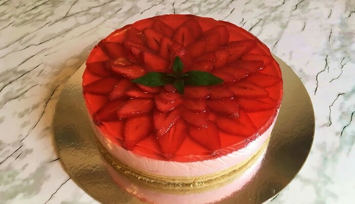 Как приготовить нежный желейный торт с клубникой: простой рецепт без выпечки