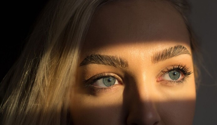 Як правильно малювати брови олівцем та тінями: топ-5 лайфхаків гарного макіяжу