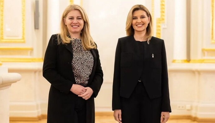 У чорному костюмі з укороченим жакетом та лоферах: Олена Зеленська зустрілася з президентом Словаччини