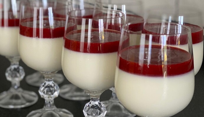 Как приготовить летний десерт панна-котта с клубникой: простой рецепт