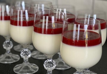 Как приготовить летний десерт панна-котта с клубникой: простой рецепт