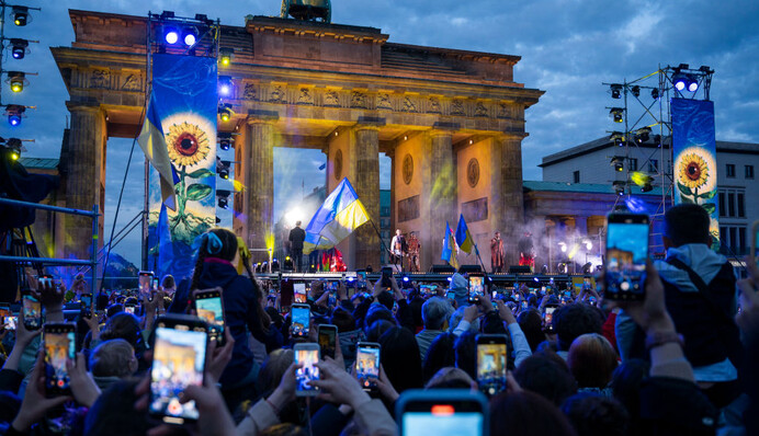 На підтримку України: Вакарчук, Kalush Orchestra, Кароль та інші зірки виконали пісню 