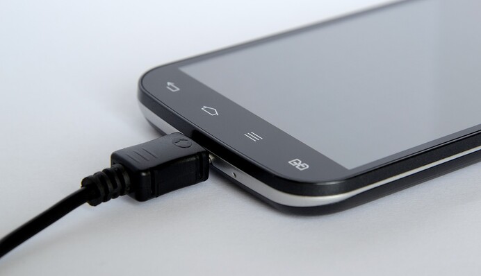 Когда ставить телефон на зарядку, чтобы батарея прослужила дольше: 5 важных правил