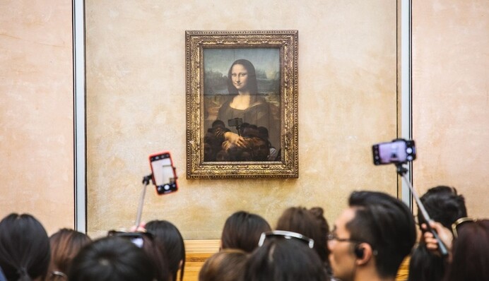 У Луврі чоловік вимазав тортом 