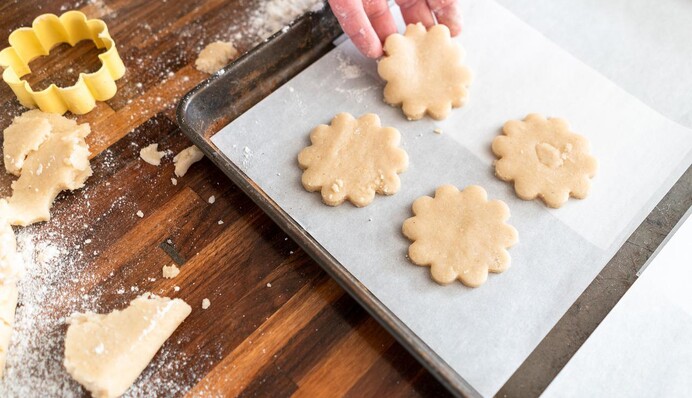 Что делать, если нет пергаментной бумаги для выпечки: доступная замена, о которой знают не все