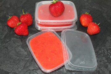 Як зробити корисне полуничне пюре та зберегти його до зими