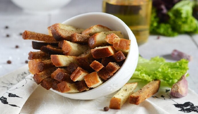 Як зробити домашні сухарики з часником: простий рецепт у духовці