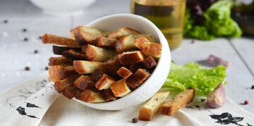 Как сделать домашние сухарики с чесноком: простой рецепт в духовке