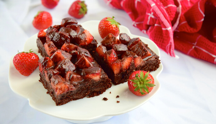 Як приготувати шоколадний десерт брауні з полуницею: простий рецепт