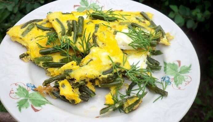 Як смачно приготувати часникові стрілки з яйцем: простий рецепт