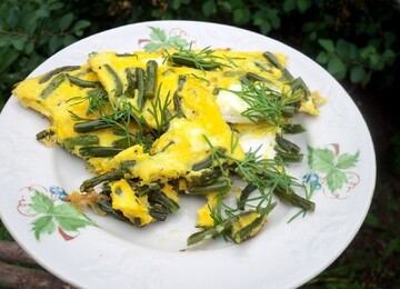 Як смачно приготувати часникові стрілки з яйцем: простий рецепт