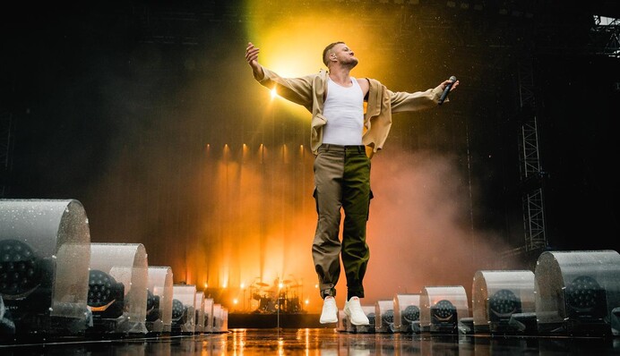 Соліст Imagine Dragons підняв прапор України на концерті у Празі: відео